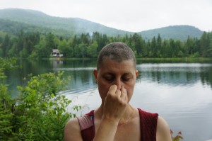 Anouk Thibault effectue la mudra du Prânâyâma.